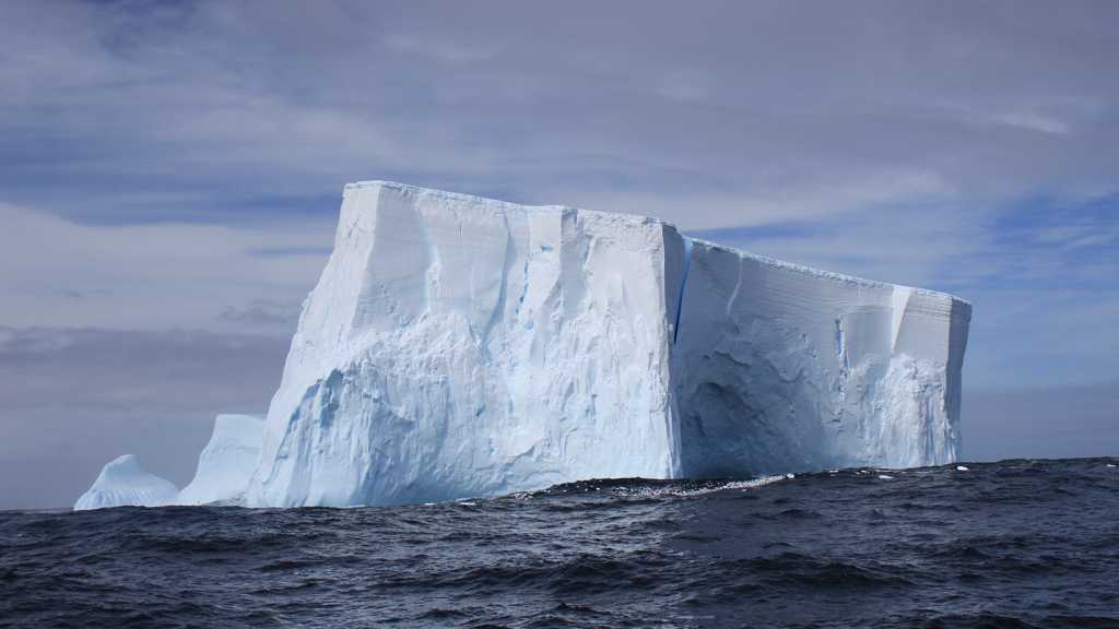 海洋的冰山光景图片
