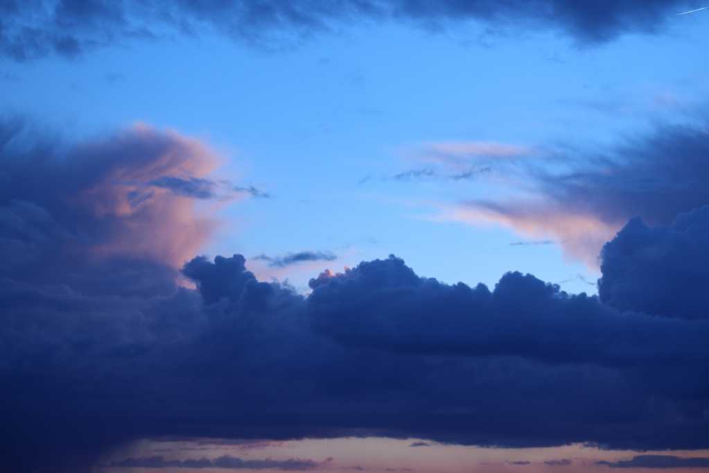 天空乌云密布景色图片