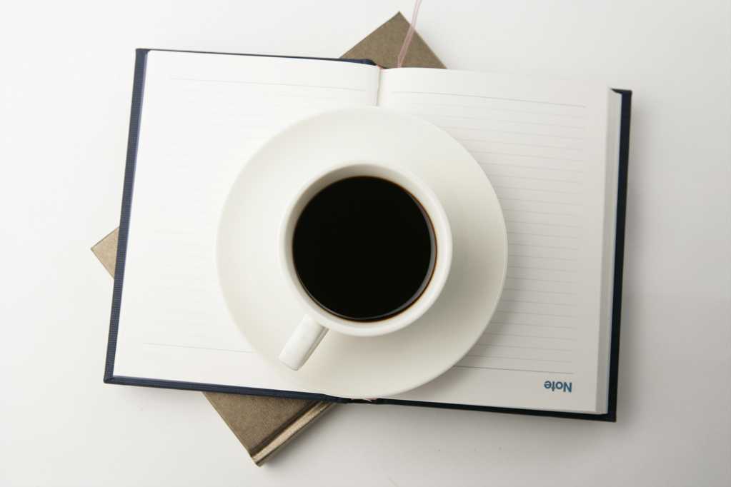笔记本上的咖啡图片