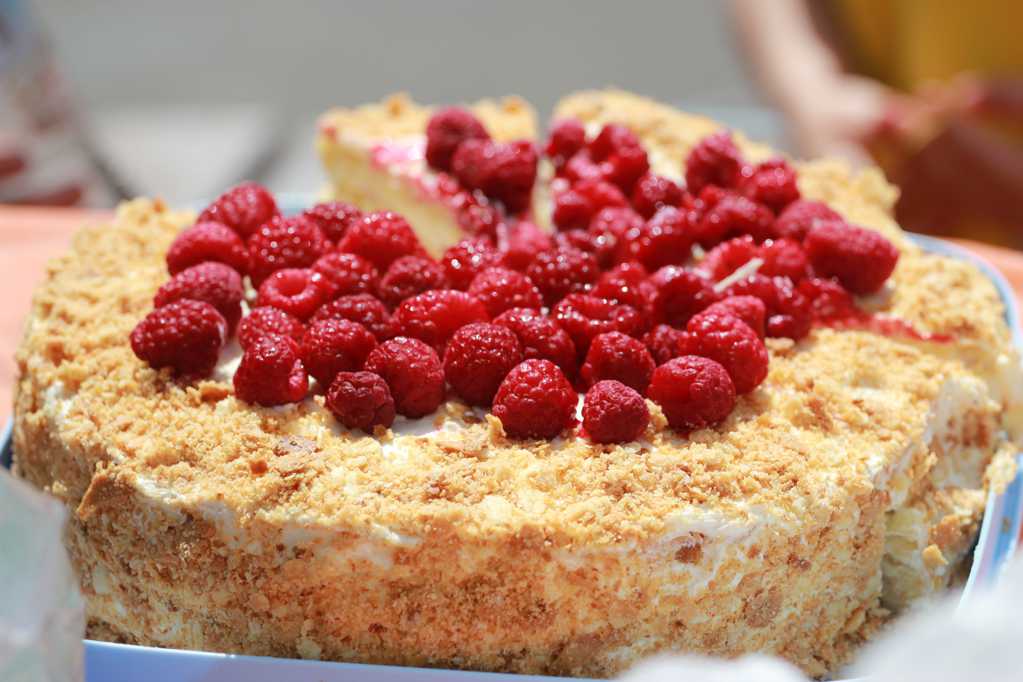 红树莓浆果蛋糕图片