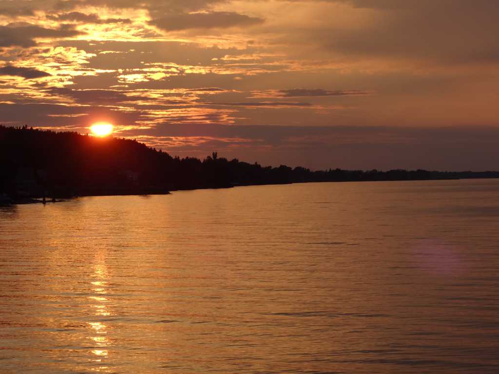 湖面夕阳景图片