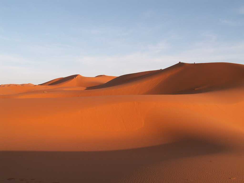 大漠沙堆景观图片