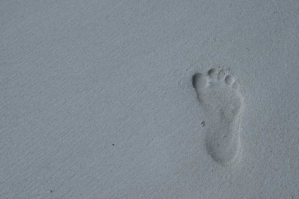 海滩上的脚印高清图片