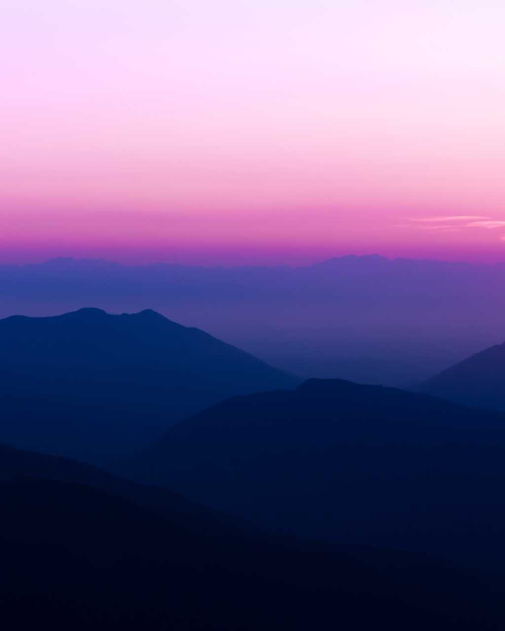 夕阳下的山峦景物图片