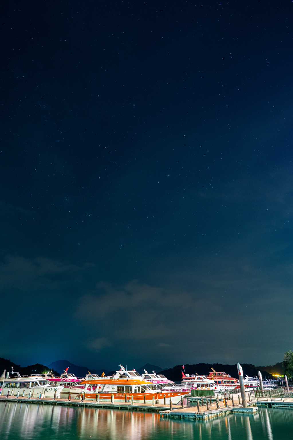 码头游艇夜空图片