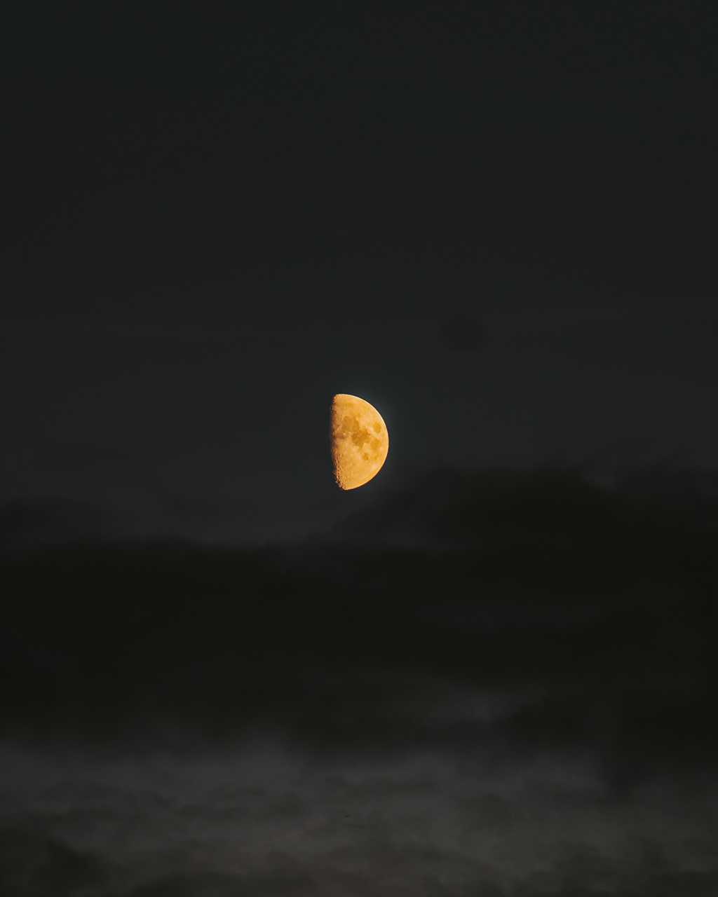 夜晚天空半月图片