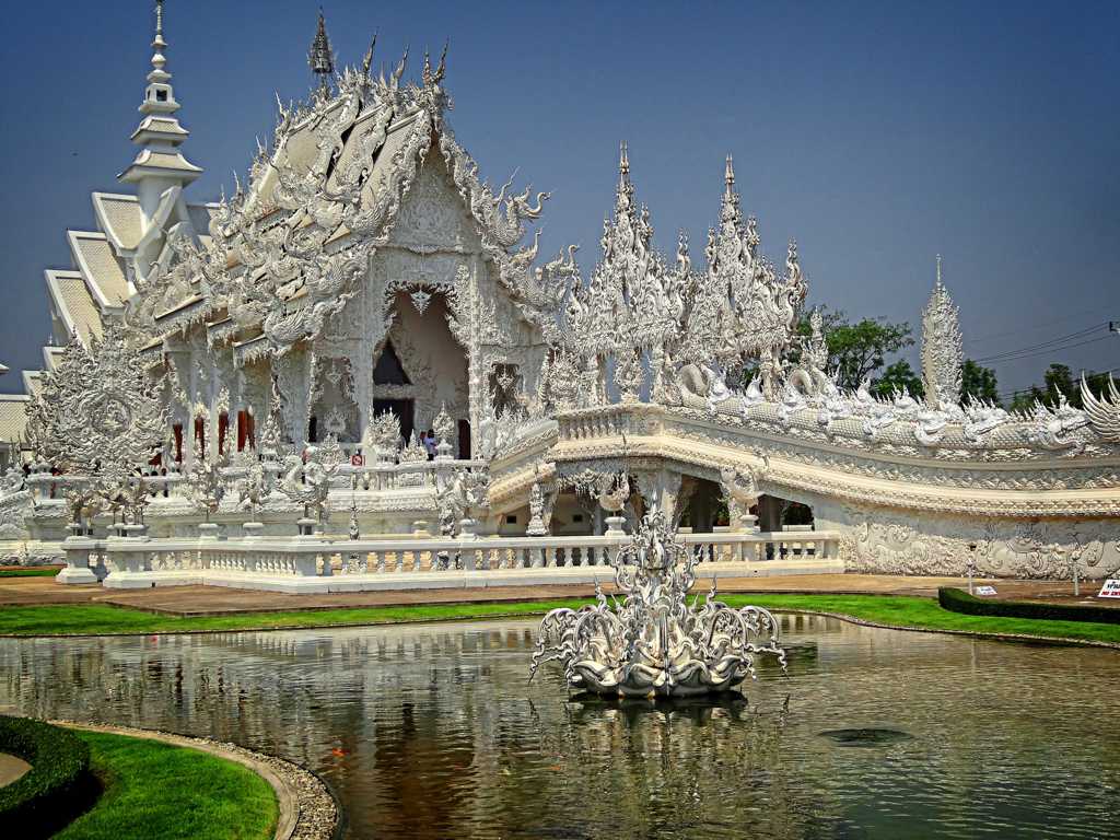 泰国清莱白龙寺建筑自然风光图片