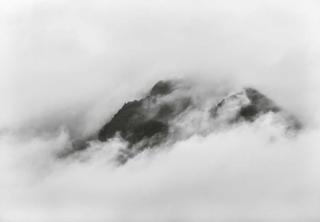 山间薄雾景象图片