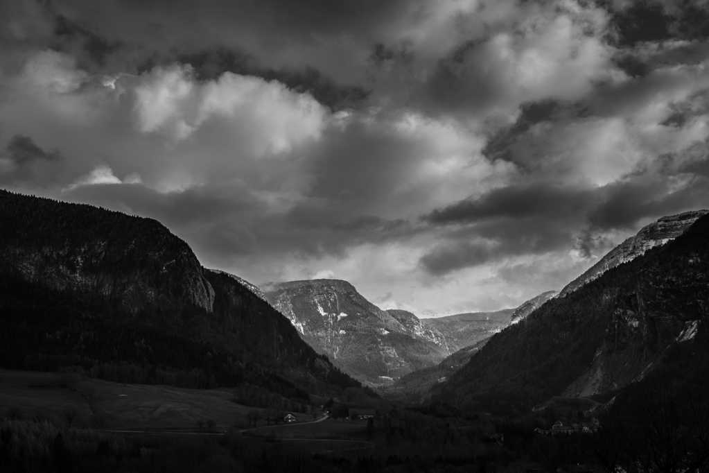 山脉黑白景色图片