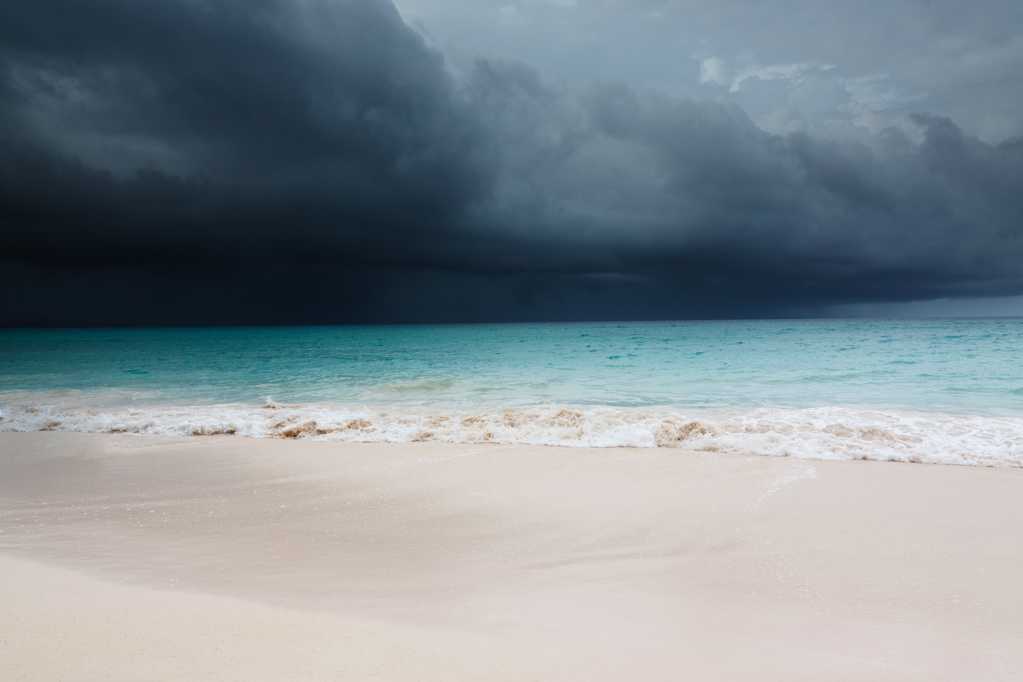 乌云下的海滩图片
