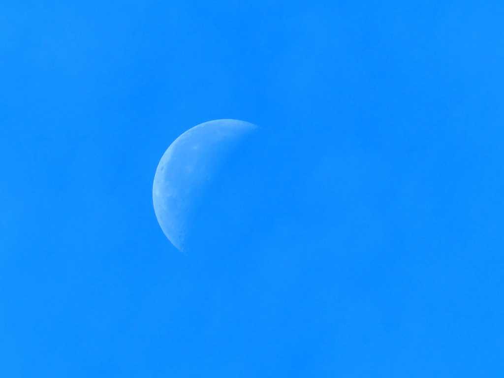 唯美蓝天月亮图片