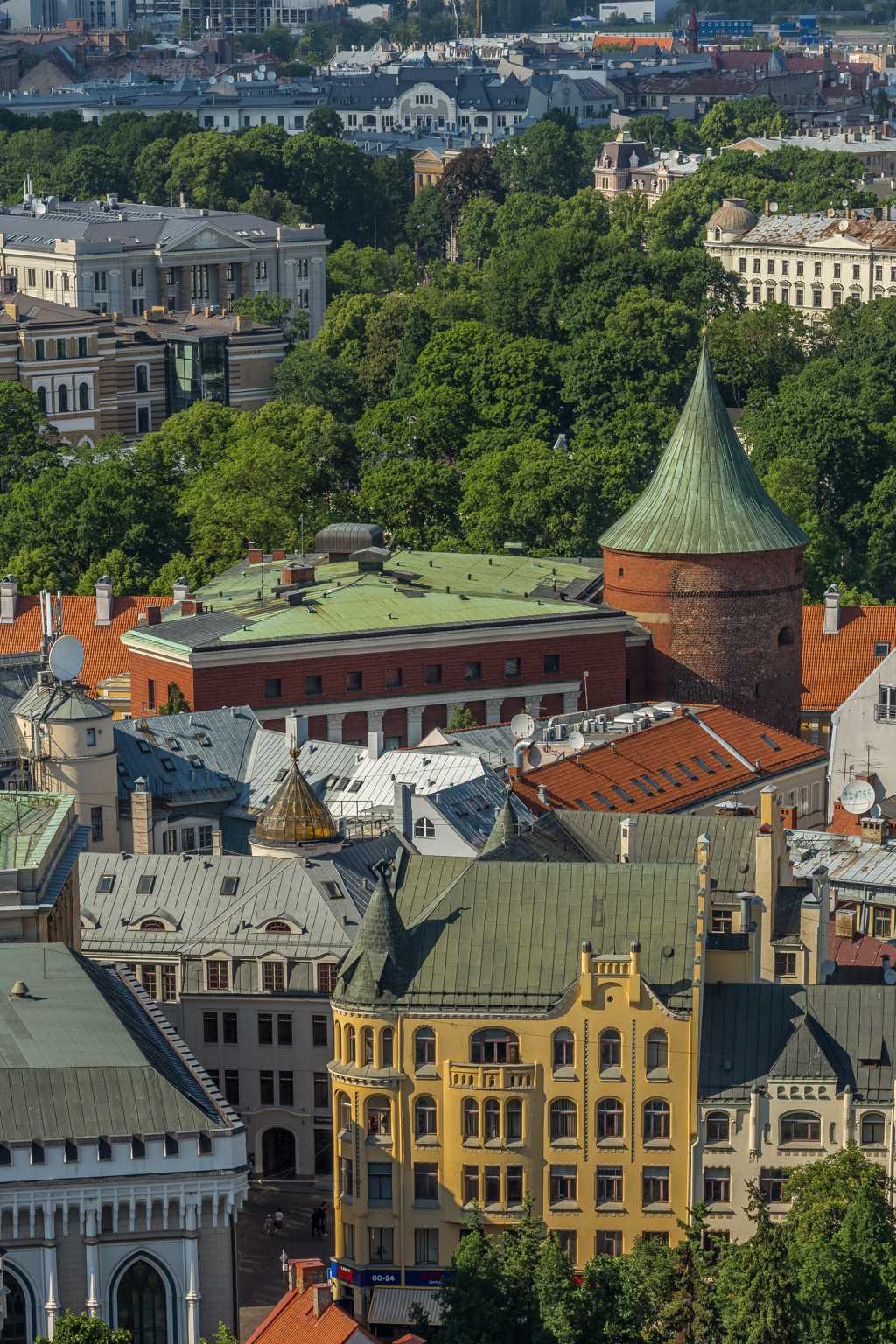 北欧拉维亚首都老城里加建筑景致图片