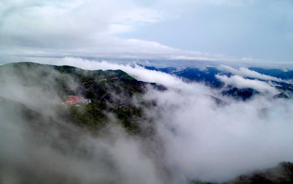 云雾下的山峰图片