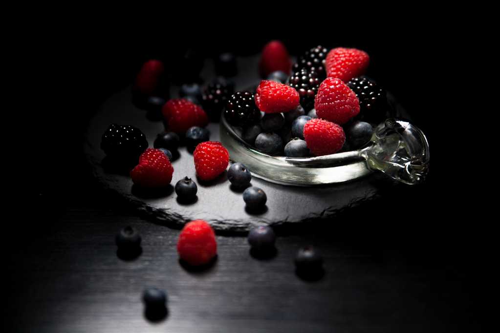 山莓浆果特写图片