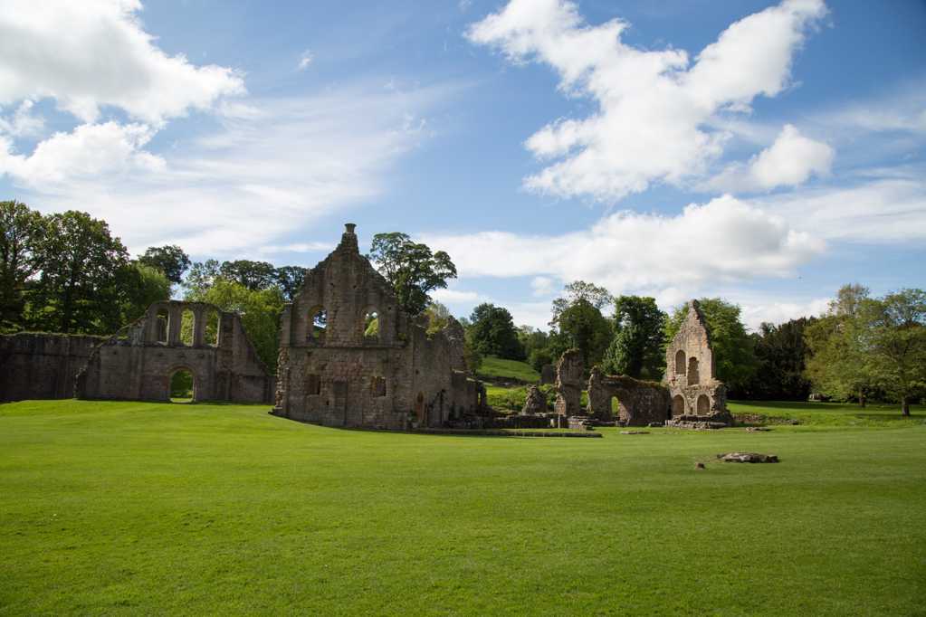 英国喷泉修道院建筑风光图片