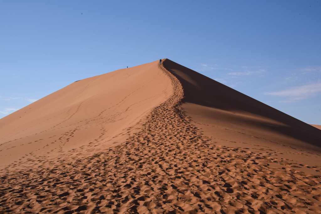 非洲荒漠沙堆景观图片
