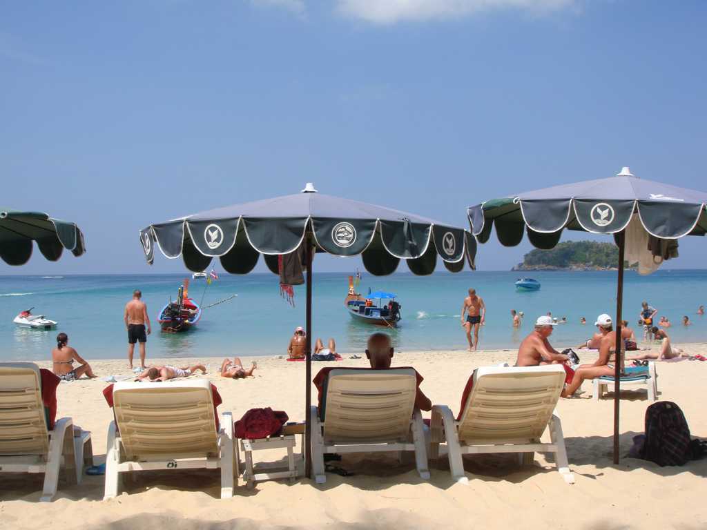 海边的遮阳伞图片