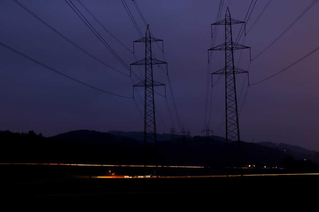 夜色下的电线杆景观图片