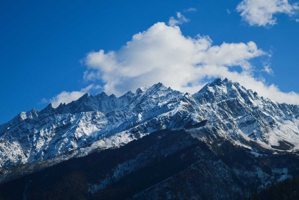 冬日的雪山景色图片