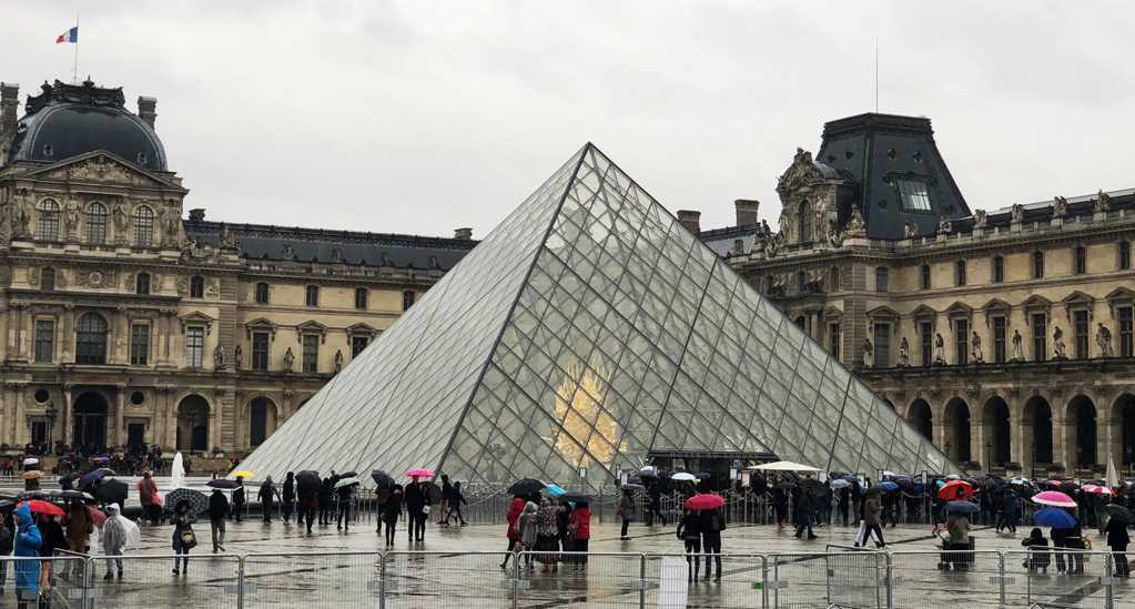 法国巴黎卢浮宫建筑景象图片
