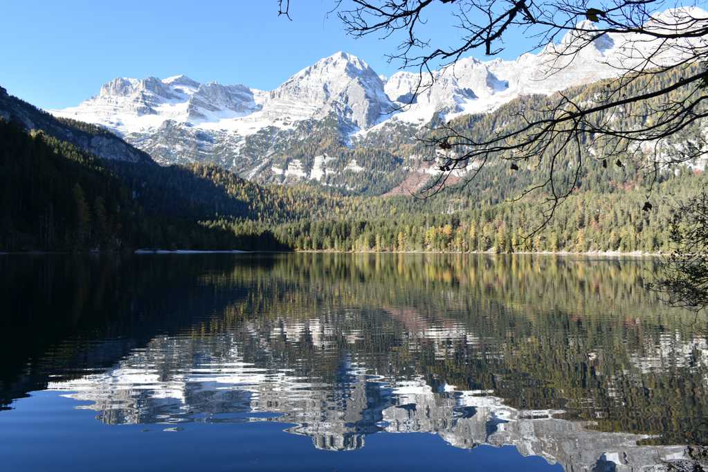 雪山湖水景观图片