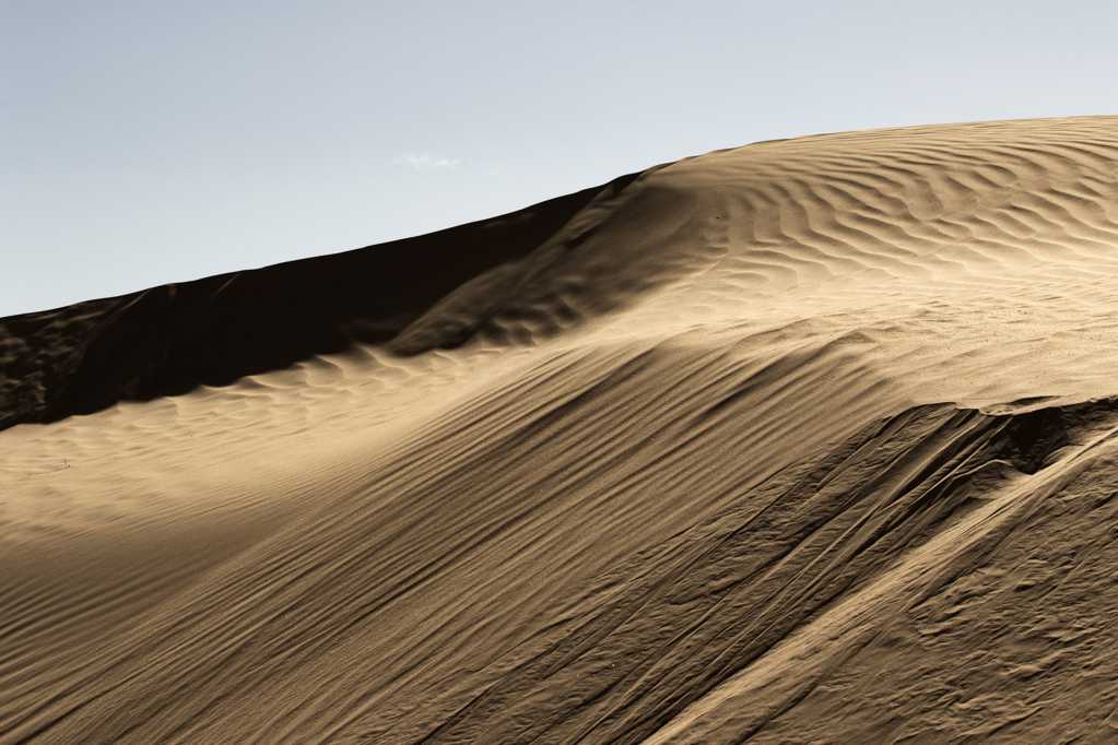 荒凉大漠沙堆图片