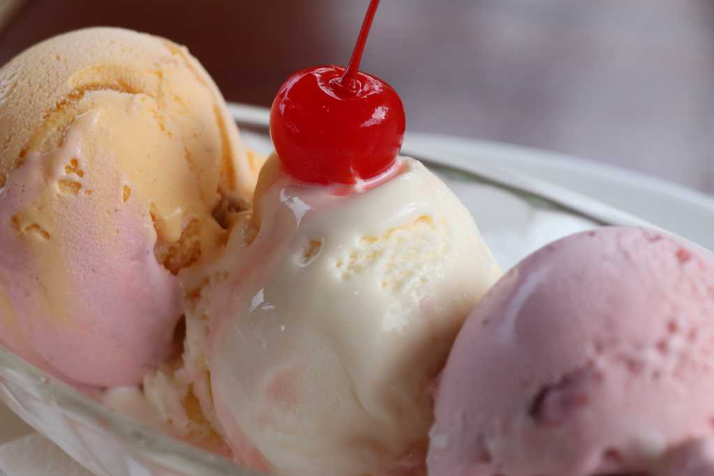 夏季水果冰淇淋图片