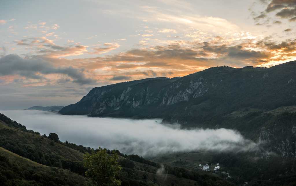 云雾缭绕群山景象图片