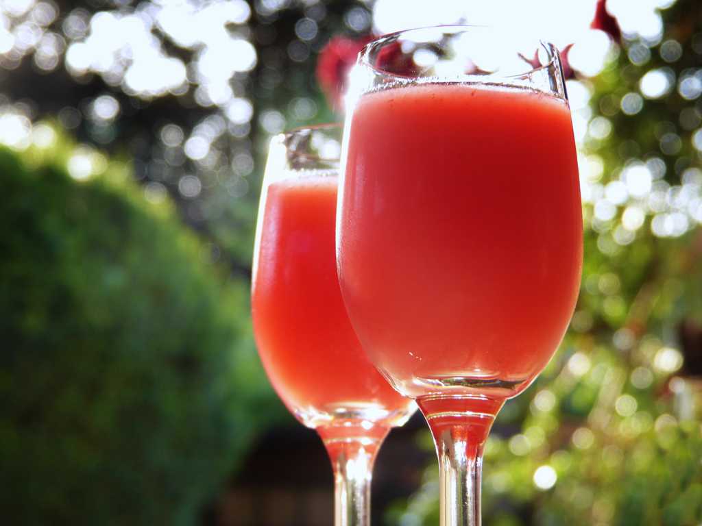 草莓味的鸡尾酒图片