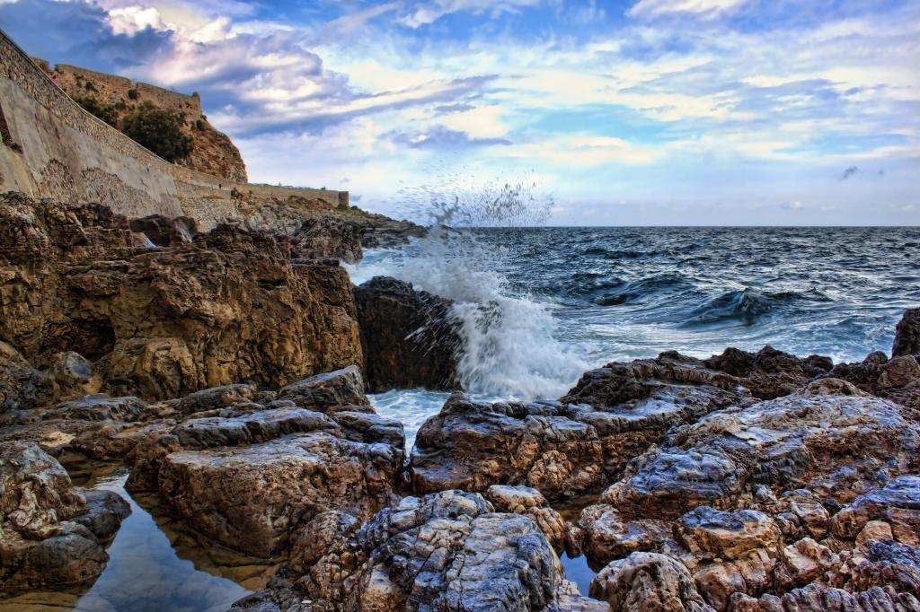 岩石在海边的一天时间高清壁纸的照片