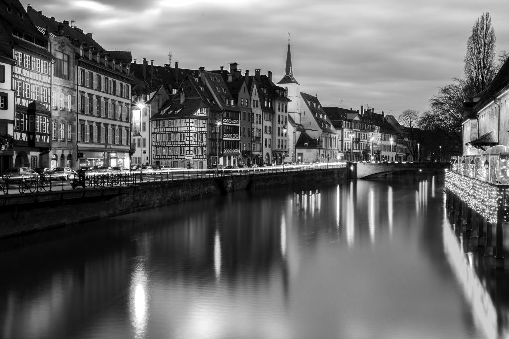 河在城市,strassburg高清壁纸的灰度照片