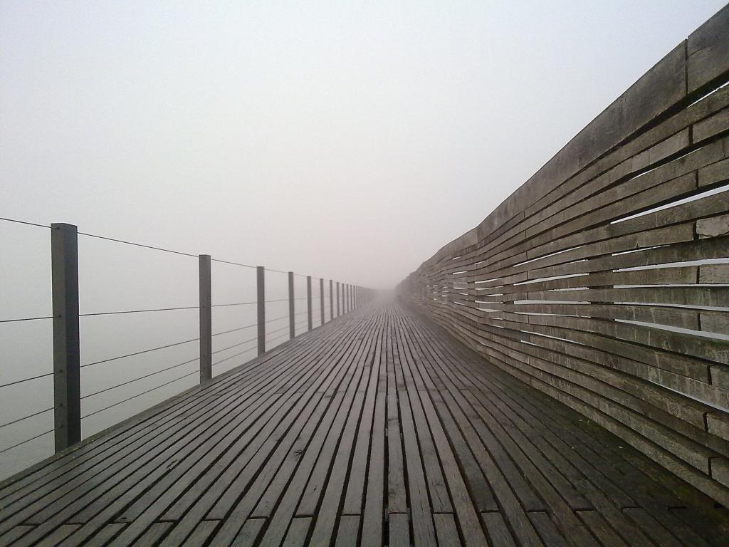 浓雾包围的棕色木路径的照片高清壁纸