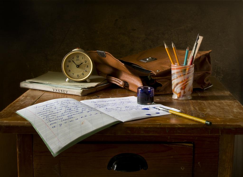 在黄色铅笔旁边的白色笔记本和棕色木桌高清壁纸的闹钟