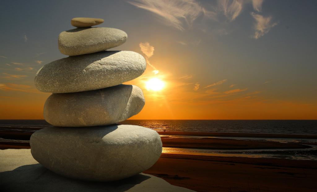 平衡近平静的海滩高清壁纸的石头