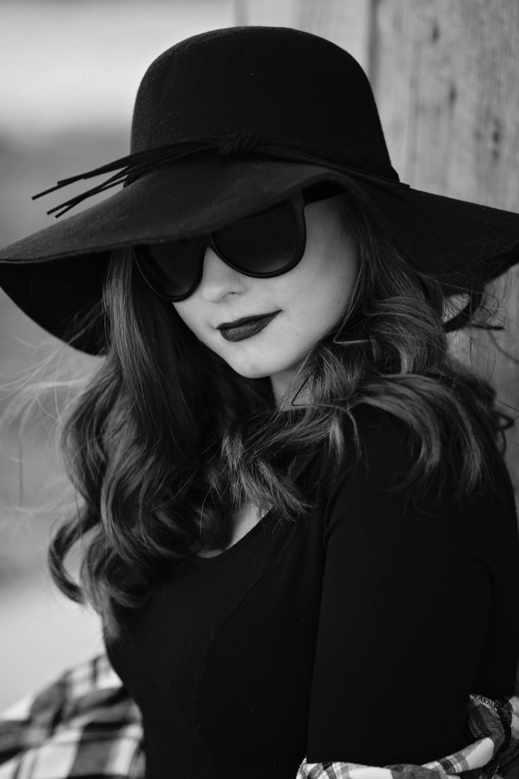 女人戴着黑色的帽子和衣服高清壁纸