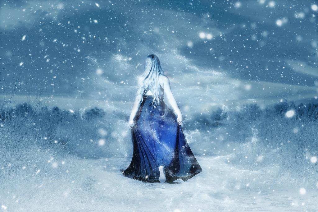 妇女的蓝色礼服在雪高清壁纸的照片