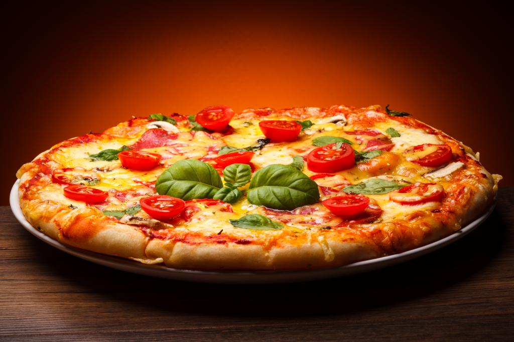 奶酪,西红柿,披萨,披萨,萨拉米香肠,蘑菇,菜