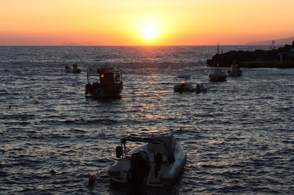 日落期间,圣托里尼岛,伊亚高清壁纸上的船