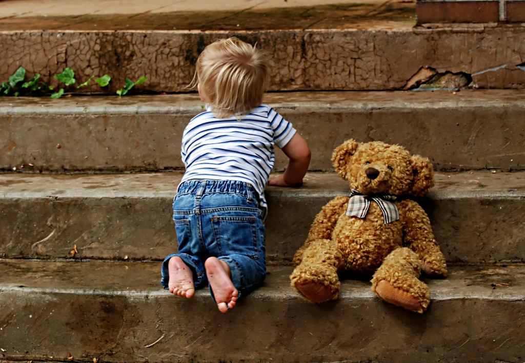 孩子在蓝色和白色条纹短袖顶部和蓝色裤子与棕色的毛绒玩具在楼梯上高清壁纸