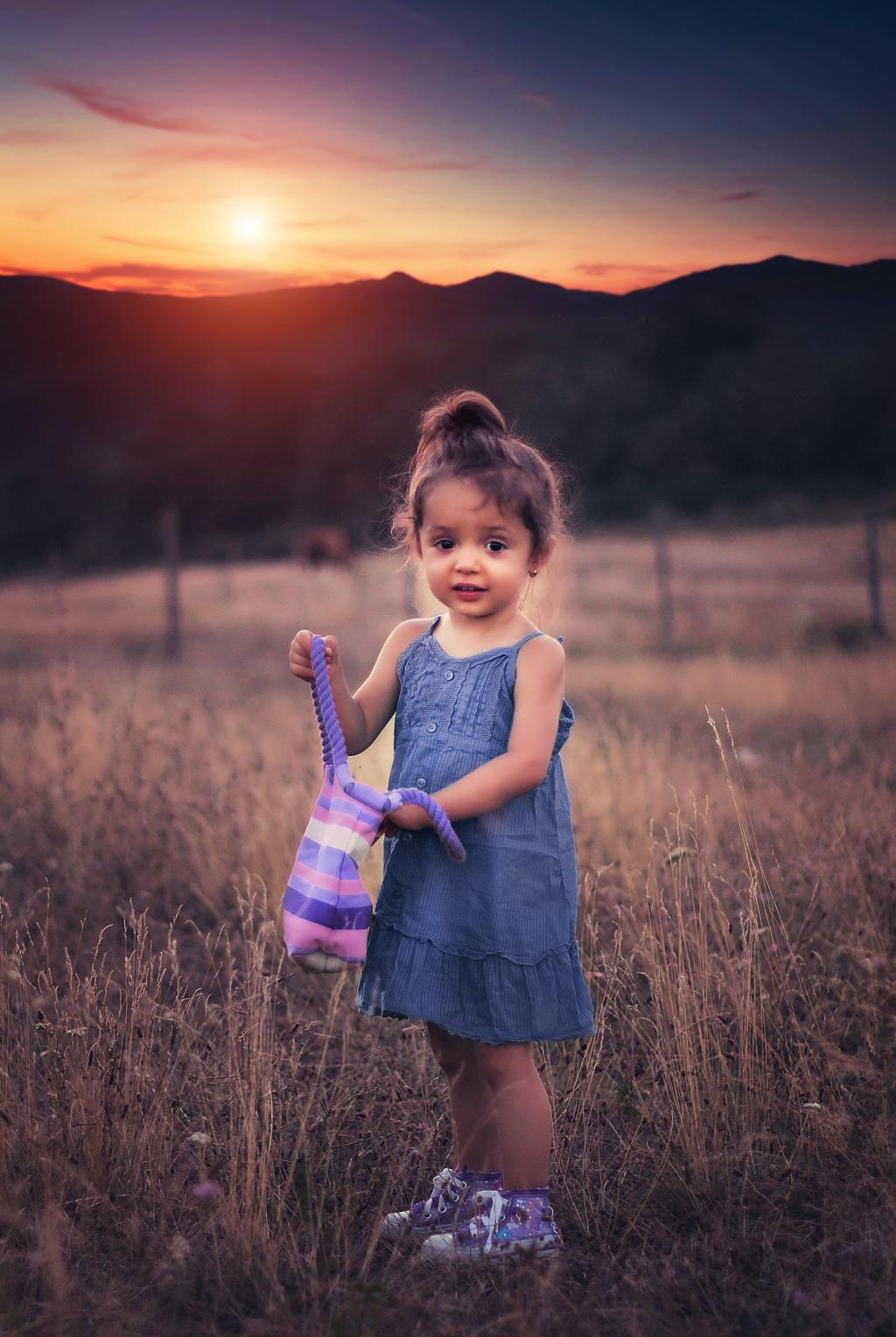 选择性焦点摄影的女孩抱着袋站在草地上高清壁纸