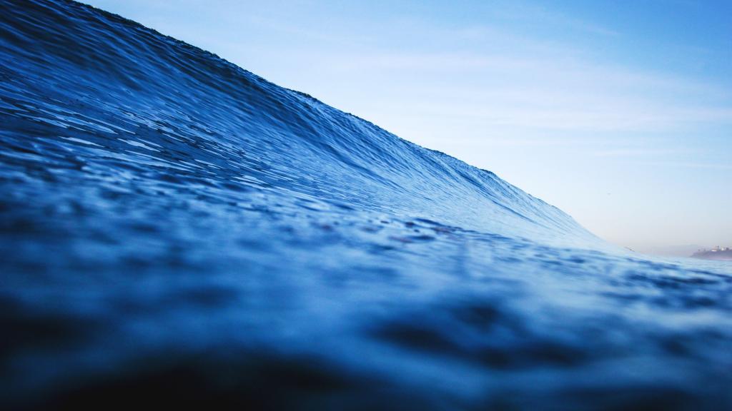 海浪在蓝蓝的天空下高清壁纸