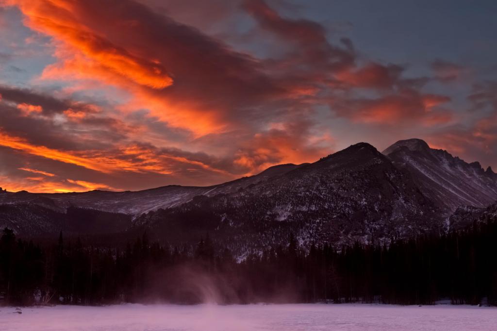 日落场景中的雪围绕山的照片高清壁纸