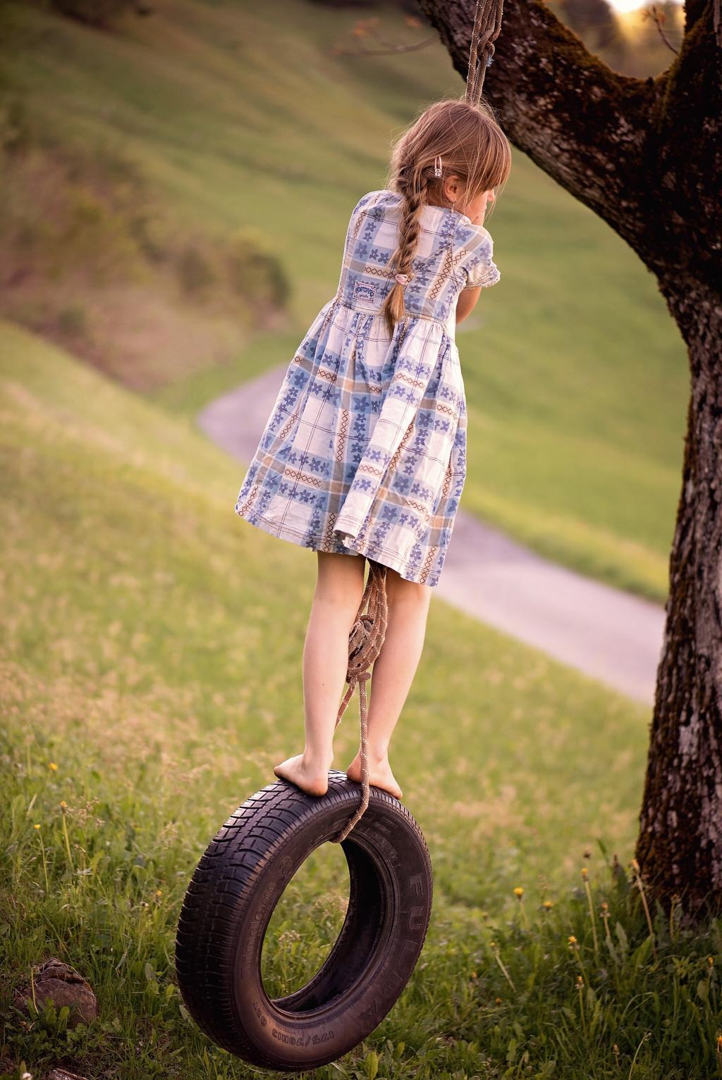 女孩站在摇摆轮胎下树高清壁纸