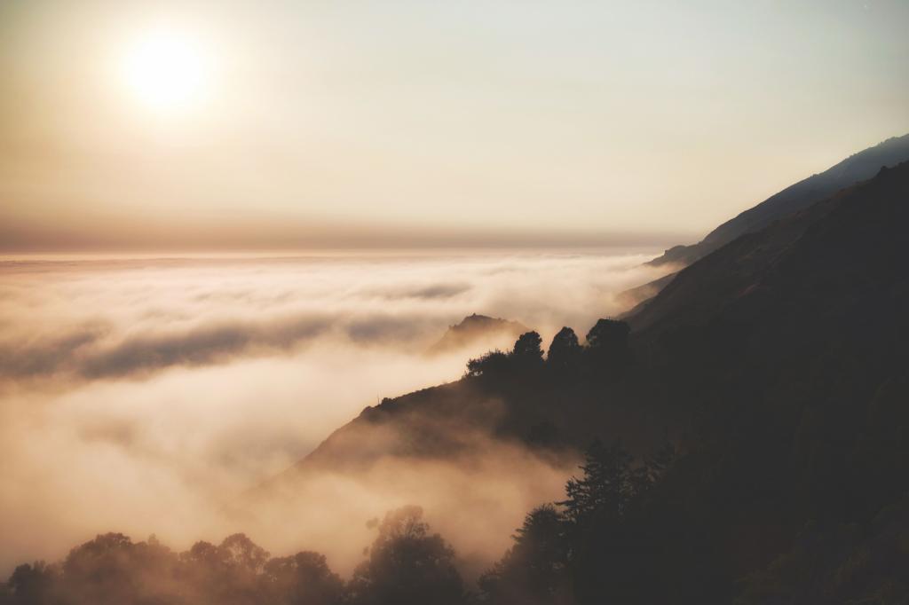 空中摄影的山悬崖和雾高清壁纸