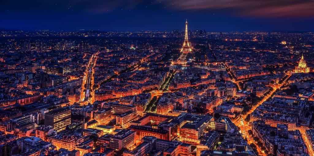 巴黎市看到艾菲尔铁塔与建筑物灯在夜间时间高清壁纸的风景照片