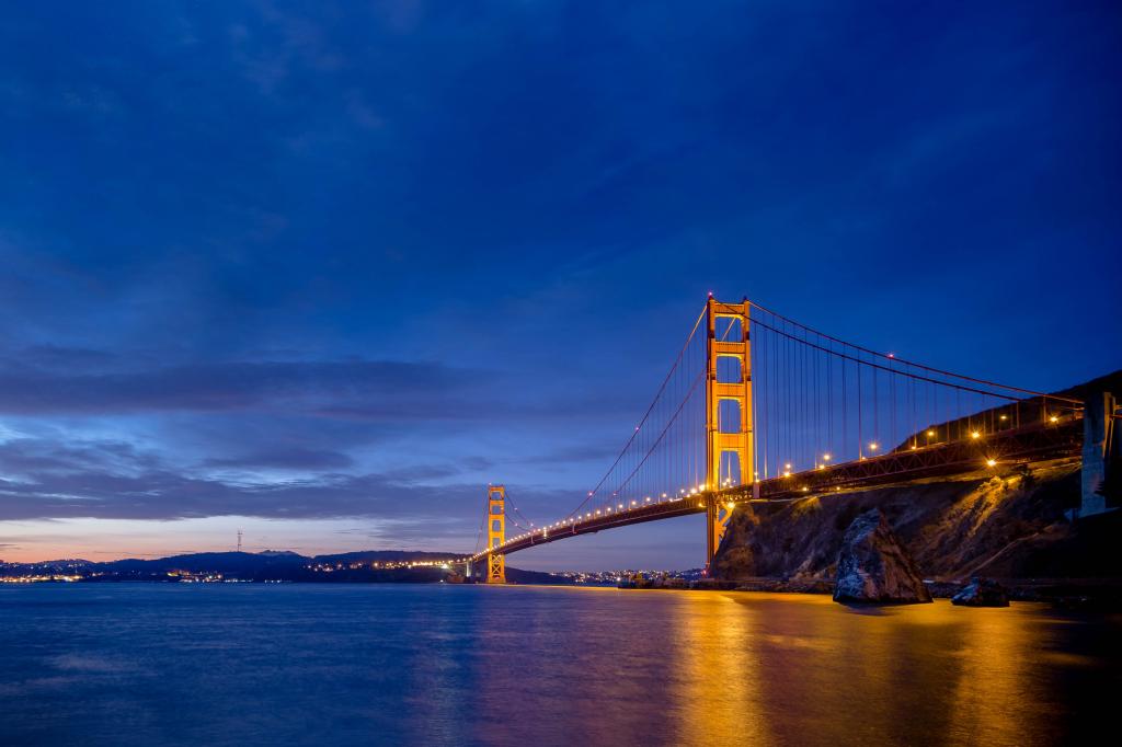 日落期间蓝色的海洋桥下高清壁纸