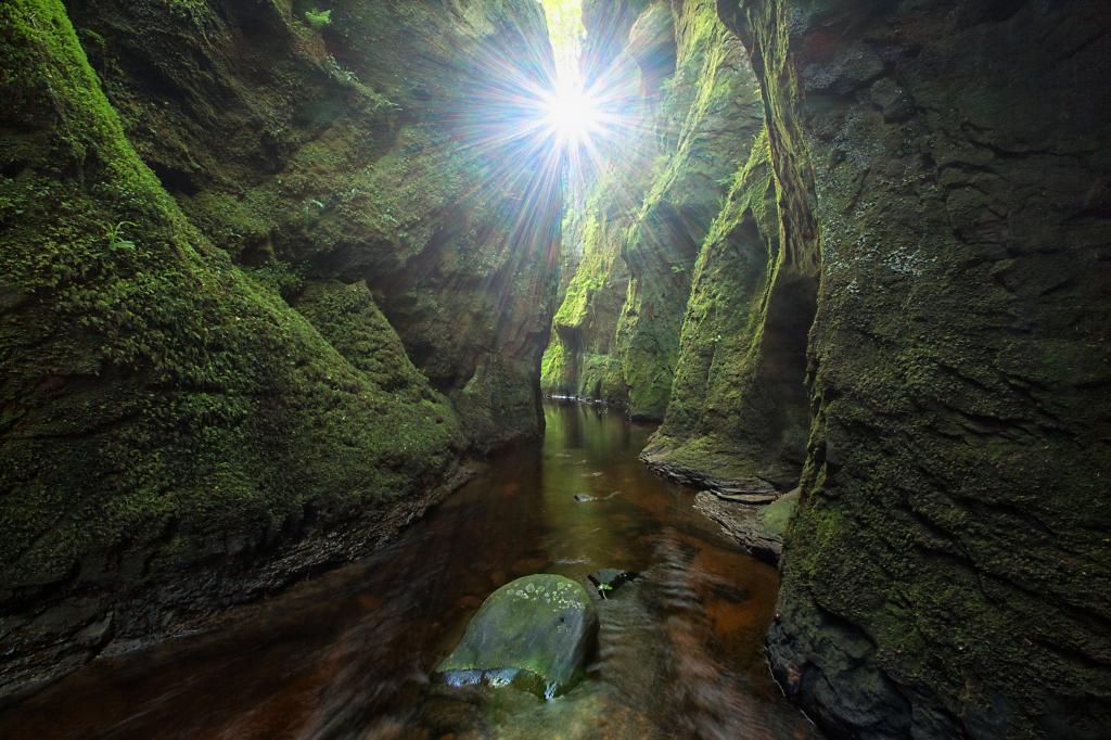 河之间两个绿色的形成的岩石在日落,苏格兰高清壁纸