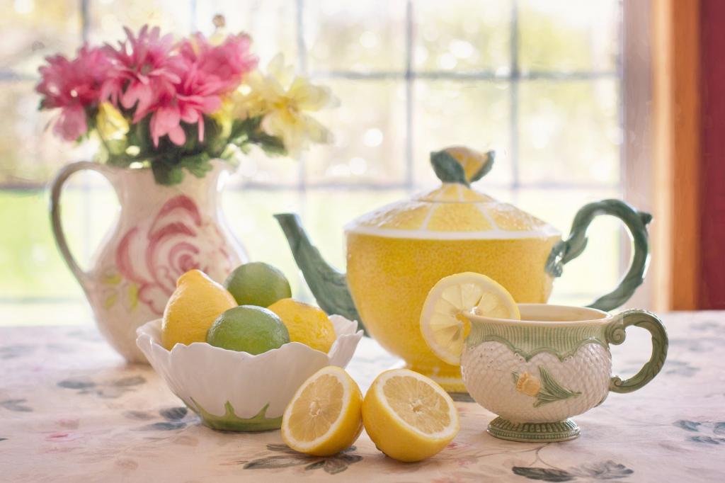 两个柠檬片与黄色的茶壶和杯子高清壁纸