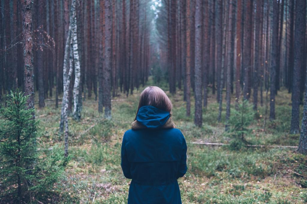 女孩穿着蓝色外套在树林里高清壁纸