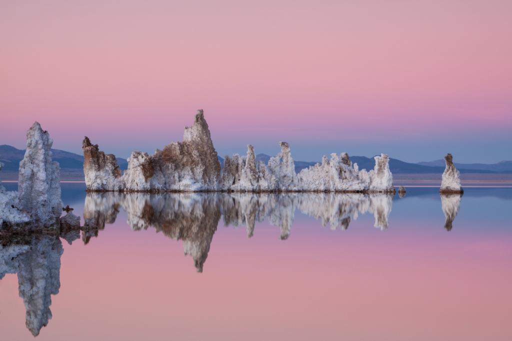 白色和棕色的岩石形成在全景摄影海景中,单色湖高清壁纸